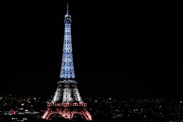 Quanto è alta la Tour Eiffel? Caratteristiche e Storia della famosa torre parigina gradini torre eiffel storia torre eiffel quanto è alta la torre eiffel informazioni sulla torre eiffel la storia della torre eiffel